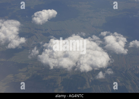 Blick aus dem Flugzeug von Wolken und Agrarlandschaft unten Stockfoto