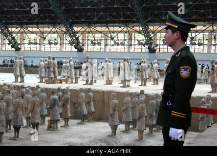 Soldat Wache über die Terrakotta-Krieger in China Stockfoto