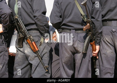 Irakische Polizei Rekruten mit AK-47 s Stockfoto