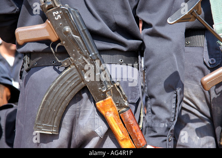 Irakische Polizisten tragen Gewehre AK47 Stockfoto