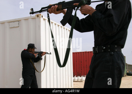 Irakische Polizei Rekruten training mit AK47-S Stockfoto