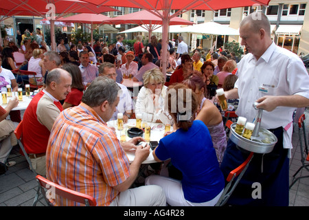 Deutschland Nord Rhein Westfalen Kölner Bier außerhalb der Fruh bin Dom Bierhalle in der Altstadt Altstadt Stockfoto