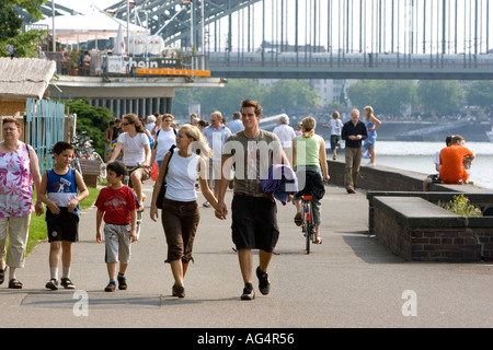Deutschland Nord Rhein Westfalen Köln Menschen zu Fuß entlang des Rheins Stockfoto