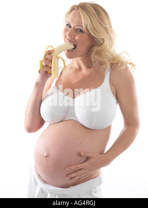 Schwangere Frau essen eine Banane-Modell veröffentlicht Stockfoto