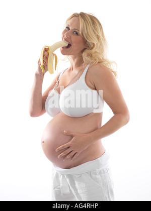 Schwangere Frau essen eine Banane-Modell veröffentlicht Stockfoto