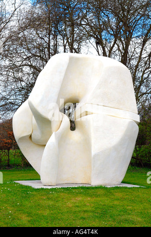 Henry Moore Foundation, Perry Green Metall Bronze Stein weiße Skulptur einer Verriegelung Stück fertiggestellt 1963 / 64 Stockfoto