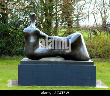 Henry Moore Foundation, Perry Green, Metall Bronze-Skulptur eine liegende weibliche Figur, Frau, unter freiem Himmel Stockfoto