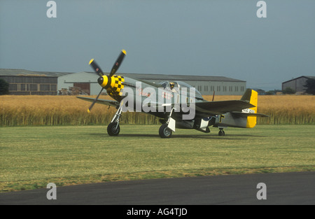 North American P - 51D Mustang G-MSTG 414419 LH-F "Janey" Rollen am Breighton Flugplatz Stockfoto