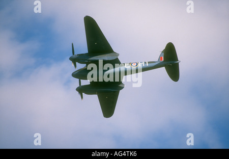De Hailland Mosquito T3 RR299 EH-T im Flug auf RAF Finningley Flugplatz Stockfoto
