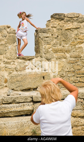 Eine Frau, eine Mädchen im Inneren der Festung Akkerman fotografieren / Ukraine Stockfoto