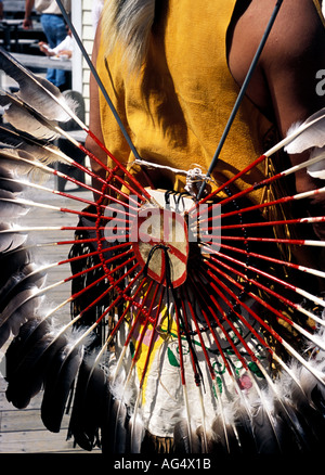 Indianische Tänzer in traditionellen Western Plains Kleid mit Adlerfedern Stockfoto