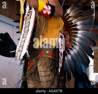 Indianische Tänzer in traditionellen Western Plains Kleid mit Adlerfedern Stockfoto