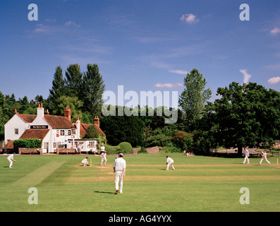 Spiel der Dorf Cricket Tilford Green, Surrey, England, UK. Stockfoto