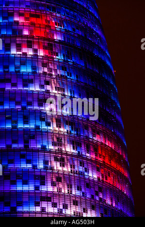 Nahaufnahme des Torre Agbar in der Nacht mit verschiedenen Farben der Türme 4.500 LED Geräte Barcelona-Katalonien-Spanien Stockfoto