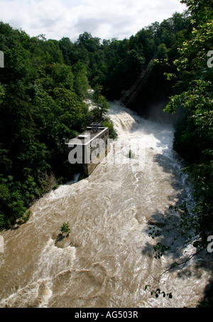 Ansicht der Fall Creek zeigt Wasserkraftwerk Stockfoto