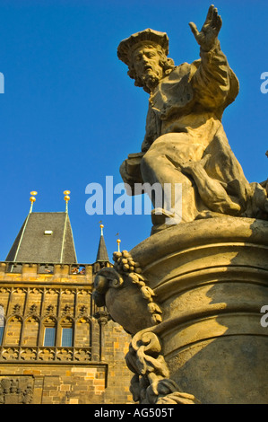 Statue des Heiligen Ivo auf der Karlsbrücke in Prag Tschechien Mitteleuropa Stockfoto