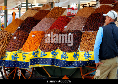 Marokko, Marrakesch, Jemaa El Fna oder Djemaa El-Fna Souk, traditionellen afrikanischen Markt Szene von Trockenfrüchten & Muttern Barrow stall Stockfoto