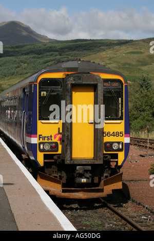 Bis Plattform an Crianlarich Bahnhof mit Stob Binnein Hintergrund Perthshire Schottland. Zug warten nach Glasgow Klasse 56 Multiple Unit abzuweichen. Stockfoto