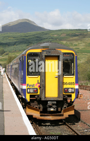 Bis Plattform an Crianlarich Bahnhof mit Stob Binnein Hintergrund Perthshire Schottland. Zug warten nach Glasgow Klasse 56 Multiple Unit abzuweichen. Stockfoto