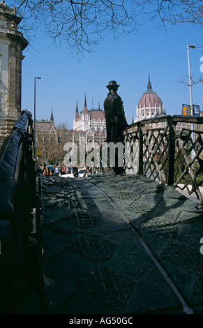 Imre Varga Statue von Imre Nagy, Zeuge in Blut und Parlamentsgebäude, Budapest, Ungarn Stockfoto