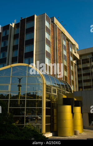 Hotel Inter-Continental mit der Reflexion der Statue auf Cechuv am meisten zu überbrücken, in Mitteleuropa Prag Tschechische Republik Stockfoto