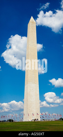 'Washington Monument' an einem sonnigen Tag mit einem reichen blauen Himmel und flauschige weiße Wolken Stockfoto