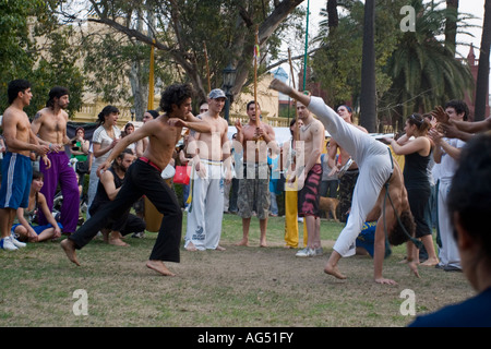 Zwei Männer, die Durchführung von Capoeira Stockfoto