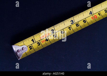 Ein Stahl Maßband in Zoll und Zentimeter Stockfoto