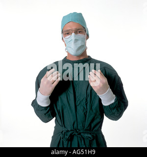 Junger Arzt Chirurg Gesichtsmaske und grün Betrieb Theater Kleid tragen Stockfoto