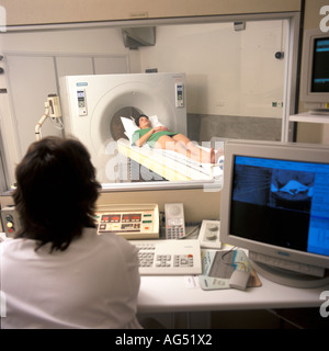 ein Patient liegt auf dem Bett eine CT-Computertomographie-Scanner in einem Krankenhaus Stockfoto