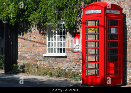 Rote k6 Telefonzelle auf Moreton in Dorset mit Vorsicht Nasslack Hinweis darauf. Stockfoto