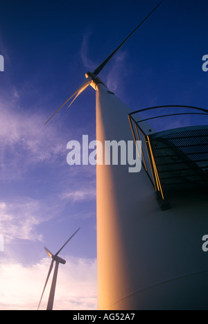 Windturbinen sind eine Quelle erneuerbarer und nachhaltiger Energie, die in yorkshire uk eine Zugangsplattform und eine niedrige Sicht bietet Stockfoto