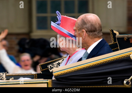 Queen Elizabeth und Prinz Philip Fahrt in einem offenen Wagen in Colonial Williamsburg Virginia Stockfoto