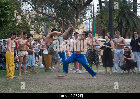 Zwei Männer, die Durchführung von Capoeira Stockfoto