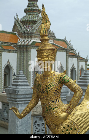 Goldene Statue im Wat Phra Kaeo, Grand Palace, Bangkok Thailand Stockfoto