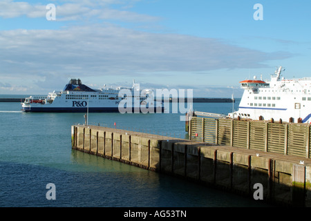 Hafen von Dover Kent England UK Cross Channel Fähre Pride of Kent Abreise den Hafen auf dem Weg nach Calais Frankreich Stockfoto