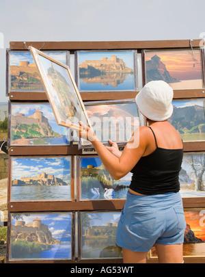 Ein Tourist steht in einem Stall, die Bilder von der Festung Akkerman verkauft / Ukraine Stockfoto