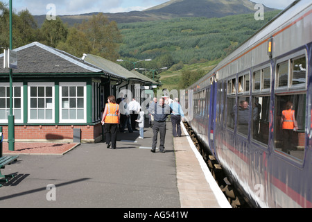 Die Plattform in Crianlarich Bahnhof mit Stob Binnein Hintergrund Perthshire Schottland Zug warten nach Glasgow fahren Stockfoto