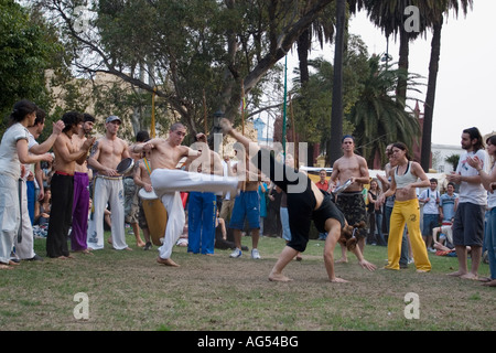 Zwei Männer führen Capoeira Stockfoto