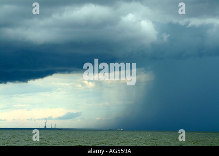 Gewitterwolken über Golf von Finnland St. Petersburg Russland Stockfoto