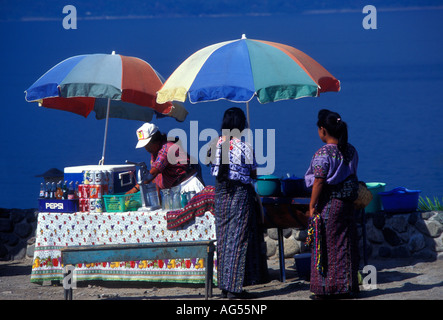 Guatemalteken guatemaltekischen Frauen Frauen Streetfood Verkäufer Verkäufer entlang Lake Atitlan Panajachel Solola Abteilung Guatemala Stockfoto