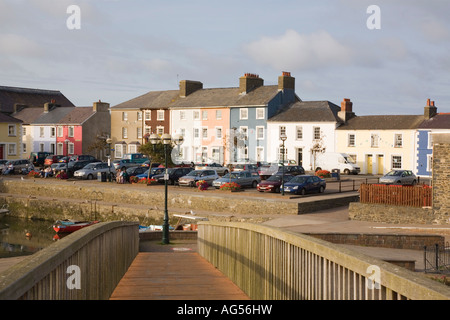 Blick entlang der Holzsteg über Afon Aeron Fluss mit bunten georgische Häuser Aberaeron Ceredigion Mid Wales UK Stockfoto