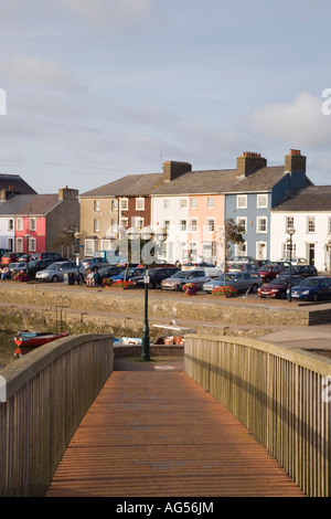 Blick entlang der Holzsteg über Afon Aeron Fluss, mit bunten georgischen Hafen beherbergt Aberaeron Ceredigion Stockfoto