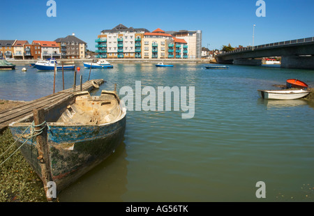 Ein Blick auf Shoreham Ropetackle Wohnsiedlung aus über den Fluss Adur Stockfoto