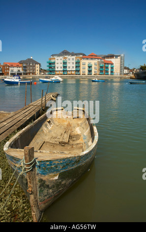 Ein Blick auf Shoreham Ropetackle Wohnsiedlung aus über den Fluss Adur Stockfoto