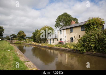 Attraktive alte Hütte neben restaurierten Teil des Montgomery-Kanals am unteren Francton in einer ländlichen Gegend Shropshire Stockfoto