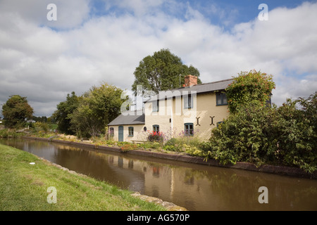 Attraktive alte Hütte neben restaurierten Teil des Montgomery-Kanals am unteren Francton in einer ländlichen Gegend Shropshire England UK Stockfoto