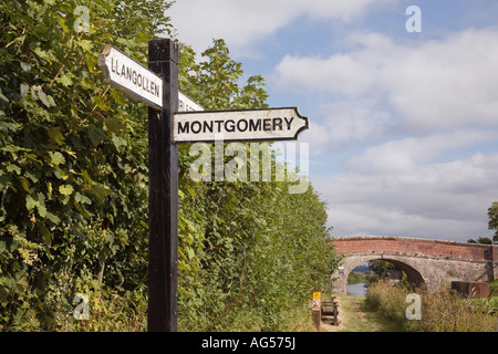 Richtung Wegweiser am Leinpfad an der Verzweigung von Llangollen Stichkanal Shropshire Union und restaurierten Teil des Montgomery-Kanals Stockfoto