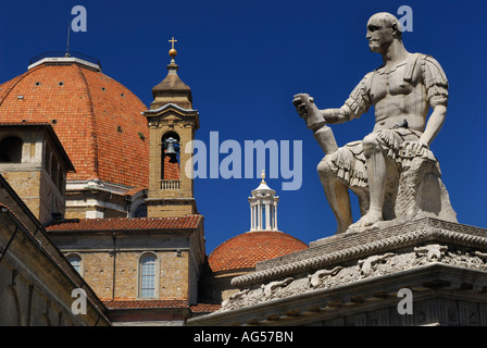 Statue von Giovanni Delle Bande Nere in Piazza San Lorenzo Basilica Kathedrale katholische Kirche mit Kuppel und Bell Tower Florenz Italien mit blauem Himmel Stockfoto