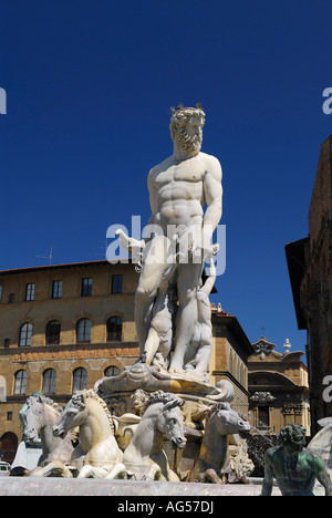 Skulptur von Biancone Neptune Brunnen von Ammannati in der Piazza della Signoria Florence Toskana Italien mit blauem Himmel Stockfoto